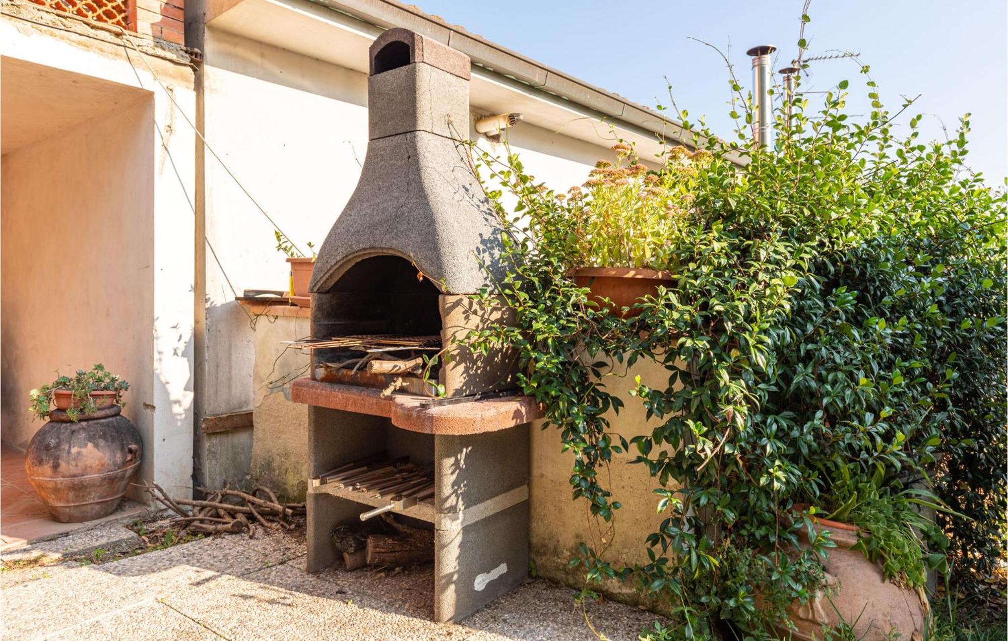 Awesome Home In Marliana With Kitchenette Екстер'єр фото